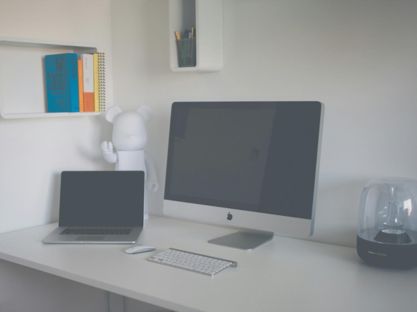 Estudiantes trabajando en sesión colaborativa de diseño de interfaces móviles