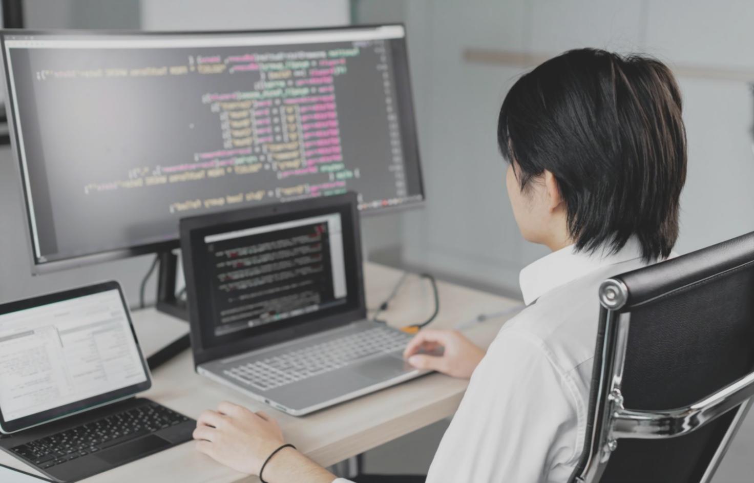 Espacio de trabajo colaborativo con múltiples pantallas mostrando wireframes y prototipos de juegos móviles